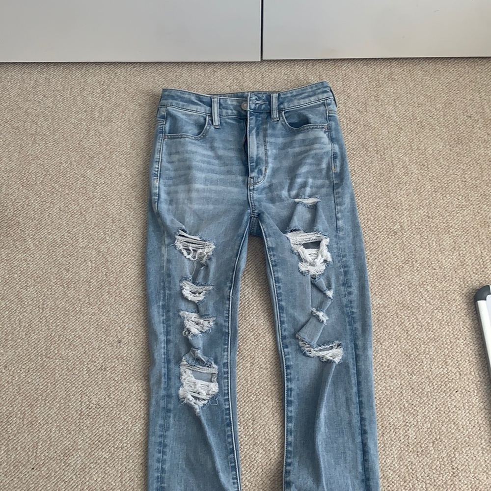 American Eagle ripped light wash jeans